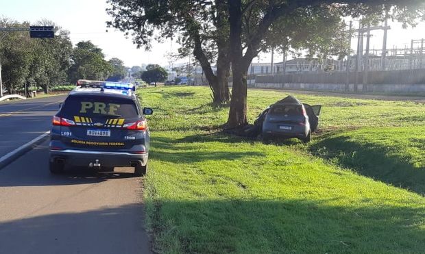 Goionews Dois jovens morrem após carro sair da pista e bater em