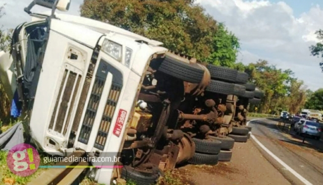 Goionews Caminhoneiro morre após carreta tombar na região de Cascavel