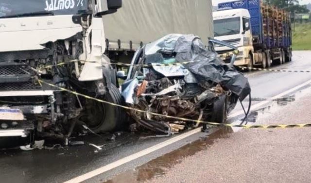 Goionews V Deo Mostra Momento Em Que Carro Bate De Frente