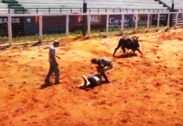 Iguatama Agora - Peão de rodeio morre pisoteado por boi durante