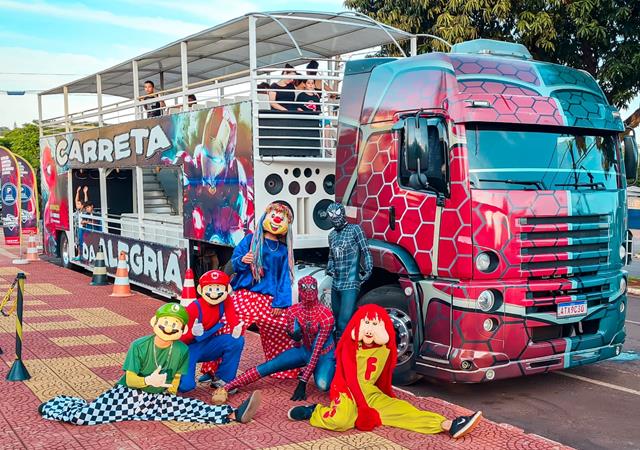 Carreta da Alegria atrai crianças e famílias patenses para a praça central  da cidade