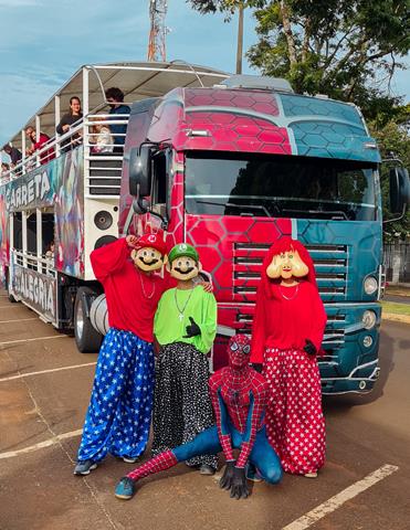 Carreta da Alegria atrai crianças e famílias patenses para a praça central  da cidade