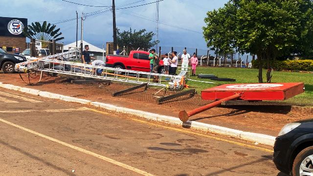 Goionews Rajadas De Vento Derruba Placa E Painel De Publicidade Na