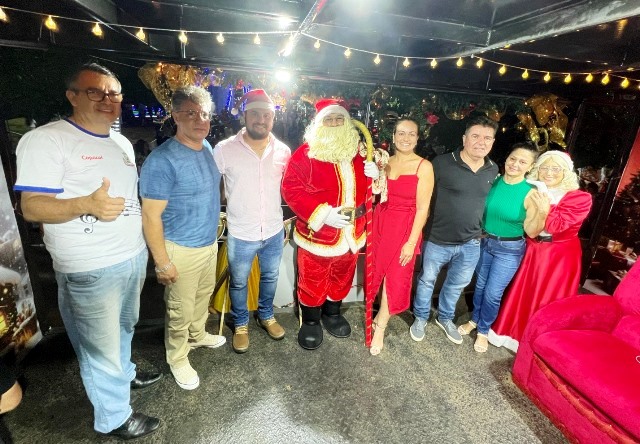 Baixe Grupo de Pessoas Celebrando o Natal com Papai Noel e